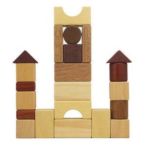 Construiti un turn din cuburi de lemn